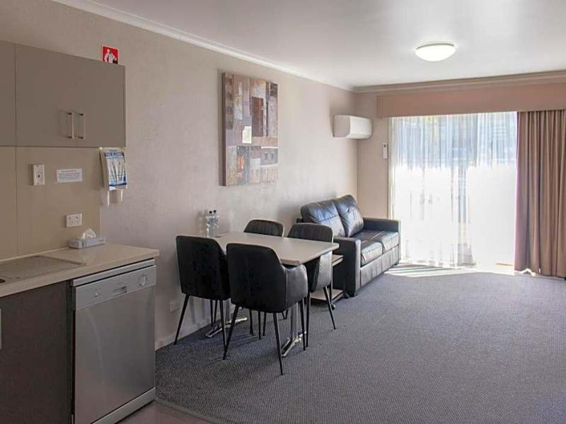Arkana Motor Inn & Terrace Apartments image