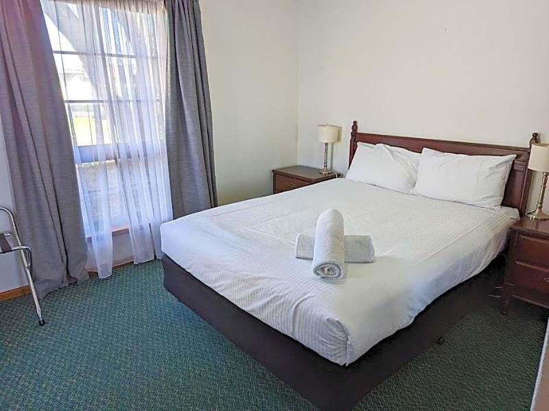 Arkana Motor Inn & Terrace Apartments image