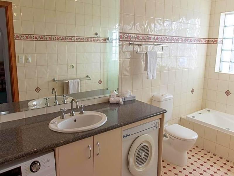 Arkana Motor Inn & Terrace Apartments image