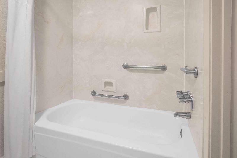 Days Inn by Wyndham Ruston LA image