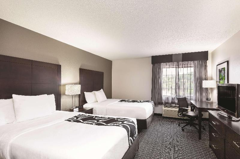 La Quinta Inn&Suites by Wyndham Milwaukee Delafiel image