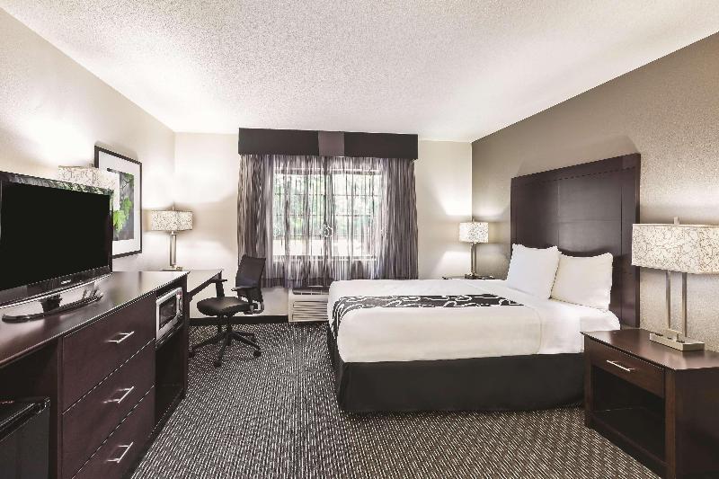 La Quinta Inn&Suites by Wyndham Milwaukee Delafiel image