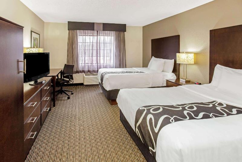 La Quinta Inn&Suites by Wyndham Milwaukee Delafiel image
