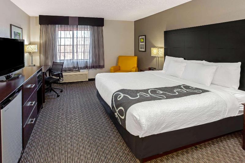 La Quinta Inn&Suites by Wyndham Milwaukee Delafiel image