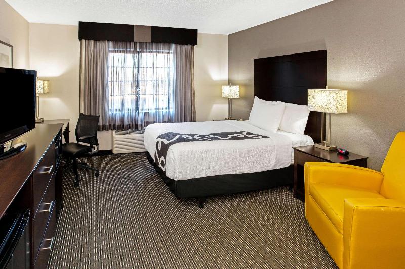 La Quinta Inn&Suites by Wyndham Milwaukee Delafiel image
