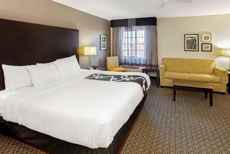 La Quinta Inn&Suites by Wyndham Milwaukee Delafiel image