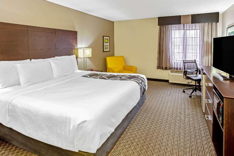 La Quinta Inn&Suites by Wyndham Milwaukee Delafiel image