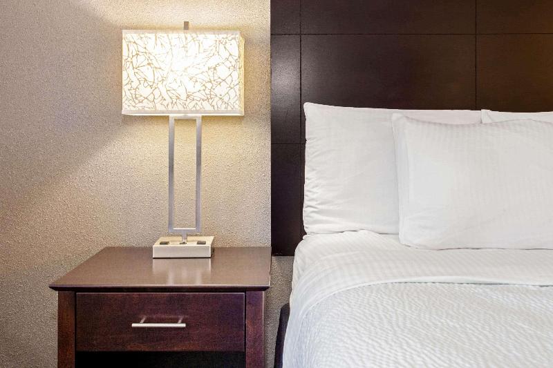La Quinta Inn&Suites by Wyndham Milwaukee Delafiel image