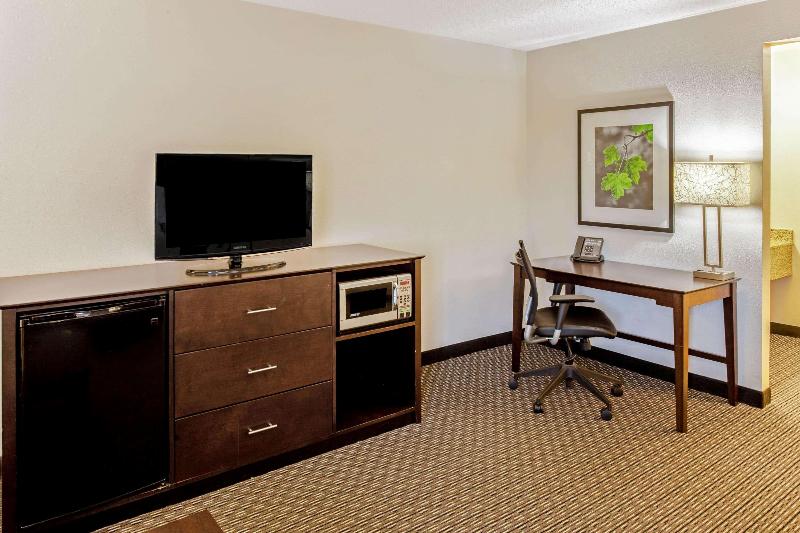 La Quinta Inn&Suites by Wyndham Milwaukee Delafiel image