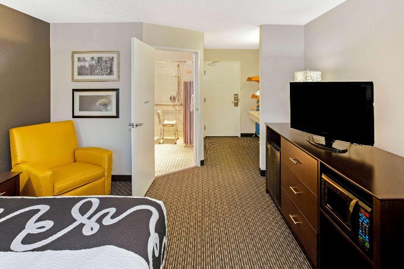 La Quinta Inn&Suites by Wyndham Milwaukee Delafiel image