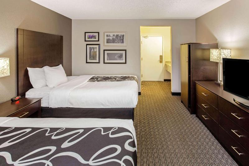 La Quinta Inn&Suites by Wyndham Milwaukee Delafiel image