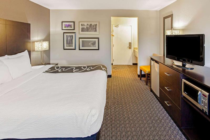 La Quinta Inn&Suites by Wyndham Milwaukee Delafiel image