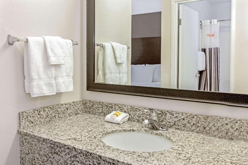 La Quinta Inn&Suites by Wyndham Milwaukee Delafiel image