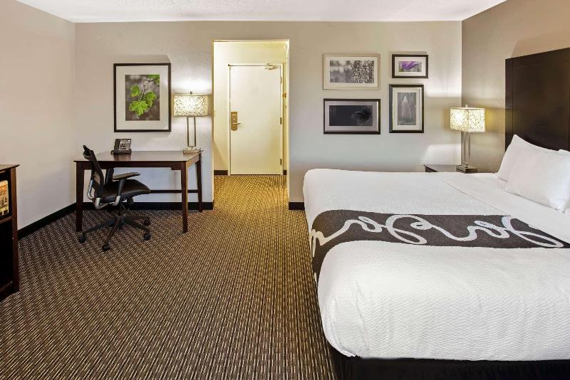 La Quinta Inn&Suites by Wyndham Milwaukee Delafiel image