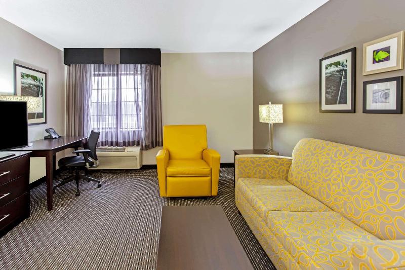 La Quinta Inn&Suites by Wyndham Milwaukee Delafiel image
