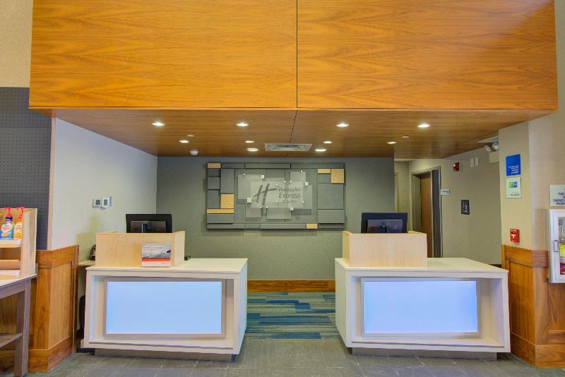 Holiday Inn Express Hotel & Suites Mankato East image