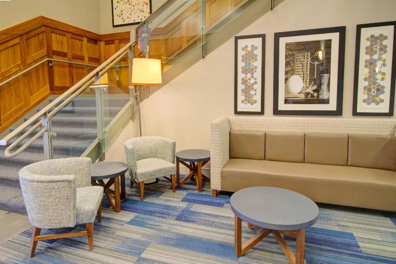 Holiday Inn Express Hotel & Suites Mankato East image