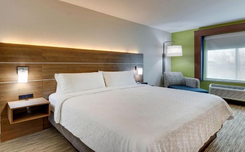 Holiday Inn Express Hotel & Suites Mankato East image