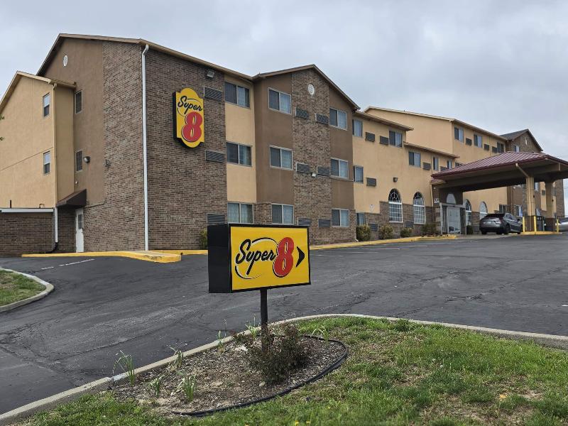 Super 8 by Wyndham Kansas City image