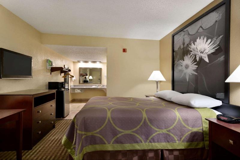 Super 8 By Wyndham Ruston image