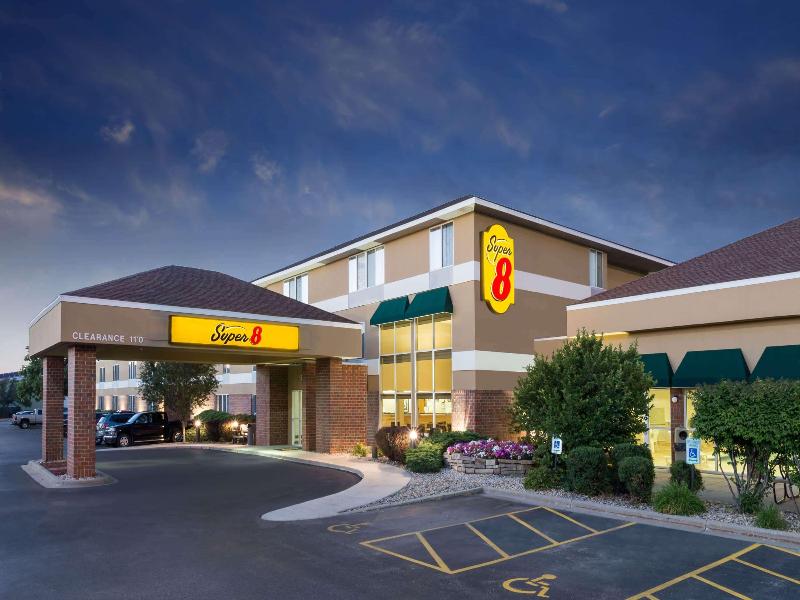 Super 8 by Wyndham Madison South image