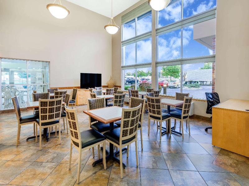 Super 8 by Wyndham Madison South image