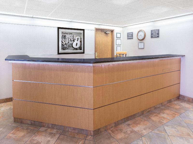 Super 8 by Wyndham Madison South image