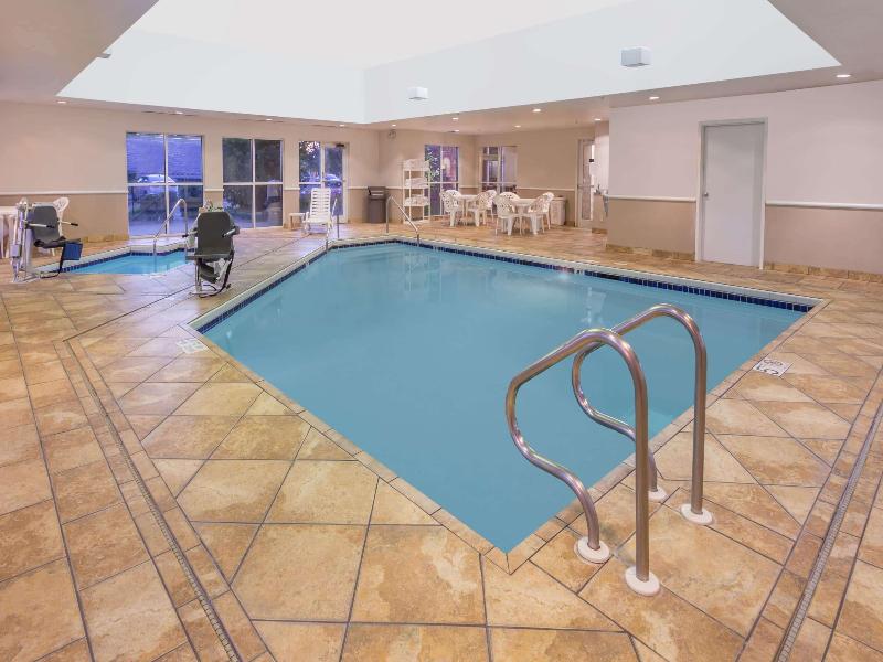 Super 8 by Wyndham Madison South image