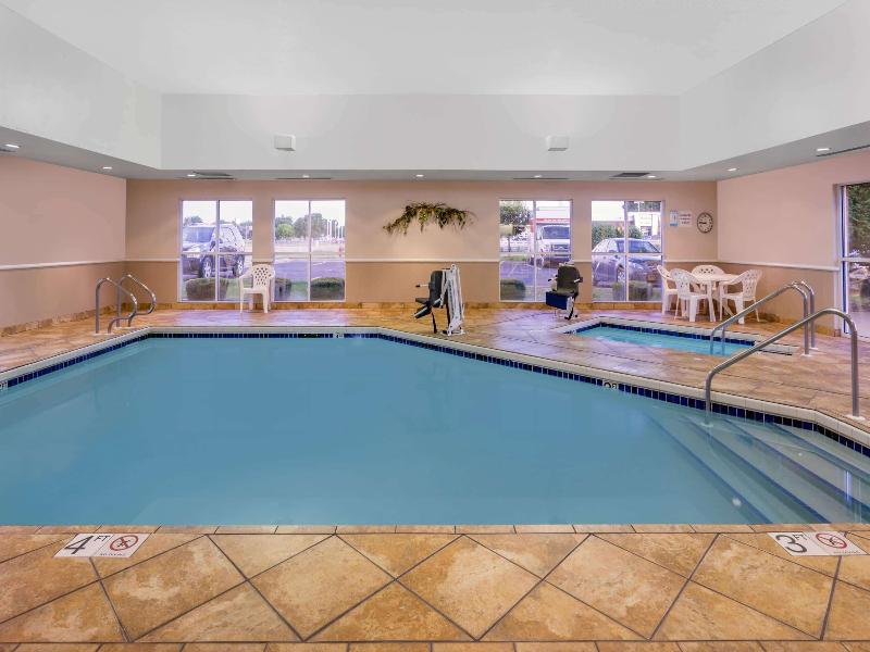 Super 8 by Wyndham Madison South image