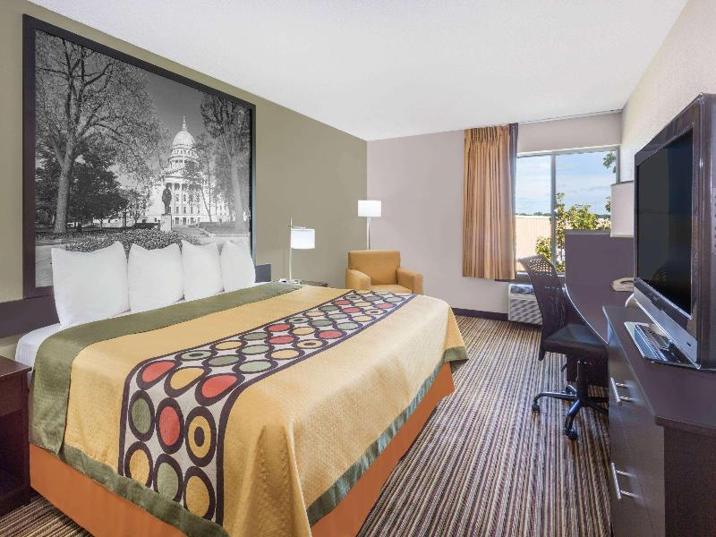 Super 8 by Wyndham Madison South image