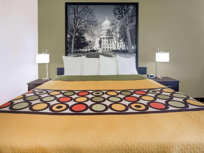 Super 8 by Wyndham Madison South image