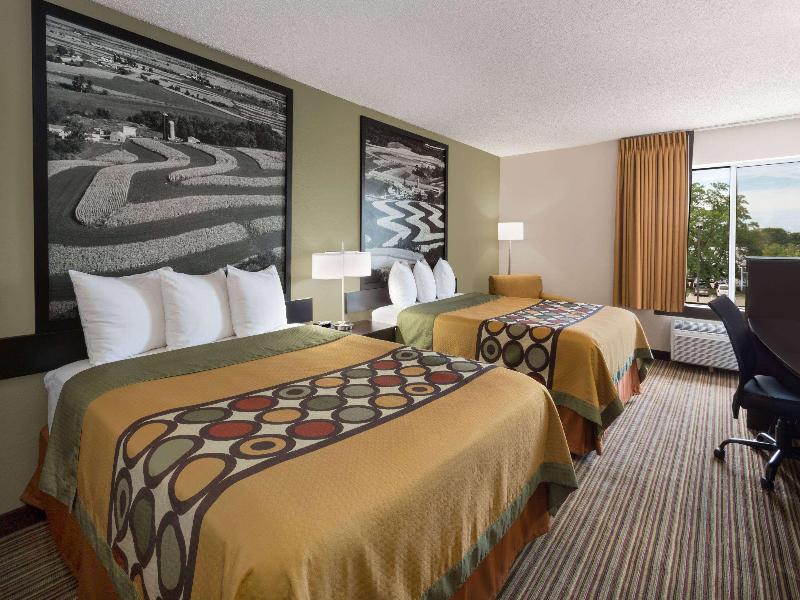 Super 8 by Wyndham Madison South image