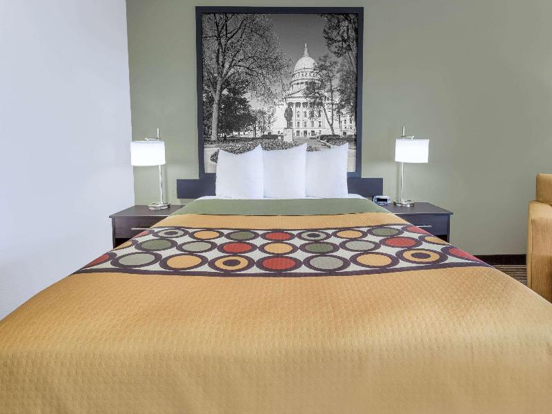 Super 8 by Wyndham Madison South image