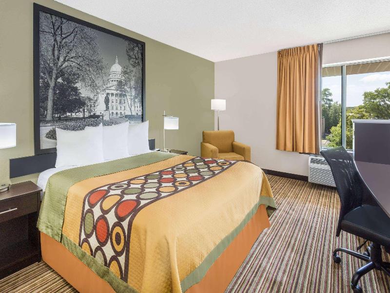 Super 8 by Wyndham Madison South image