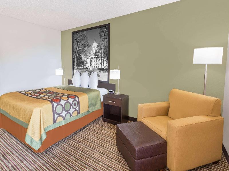 Super 8 by Wyndham Madison South image