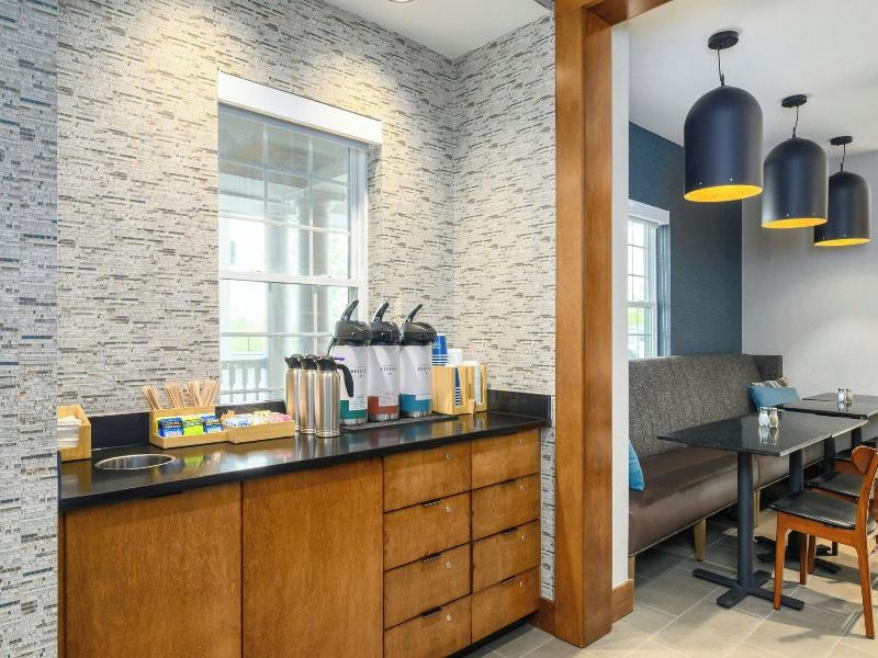 Country Inn & Suites Manchester Airport image