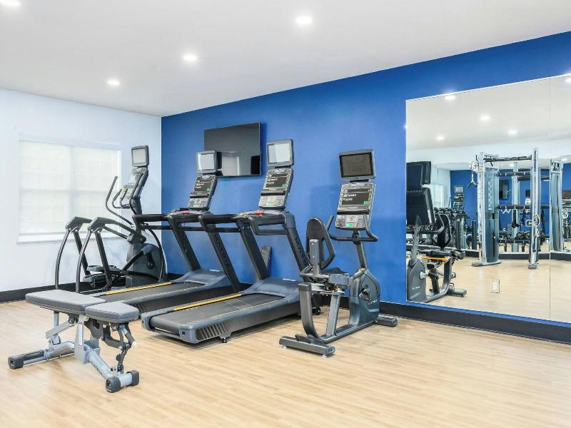Country Inn & Suites Manchester Airport image
