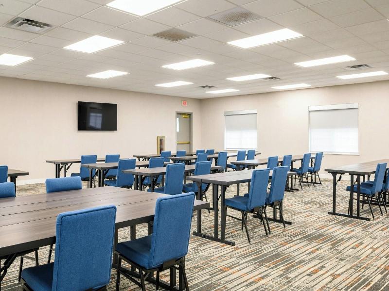 Country Inn & Suites Manchester Airport image