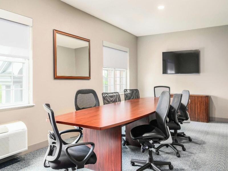 Country Inn & Suites Manchester Airport image