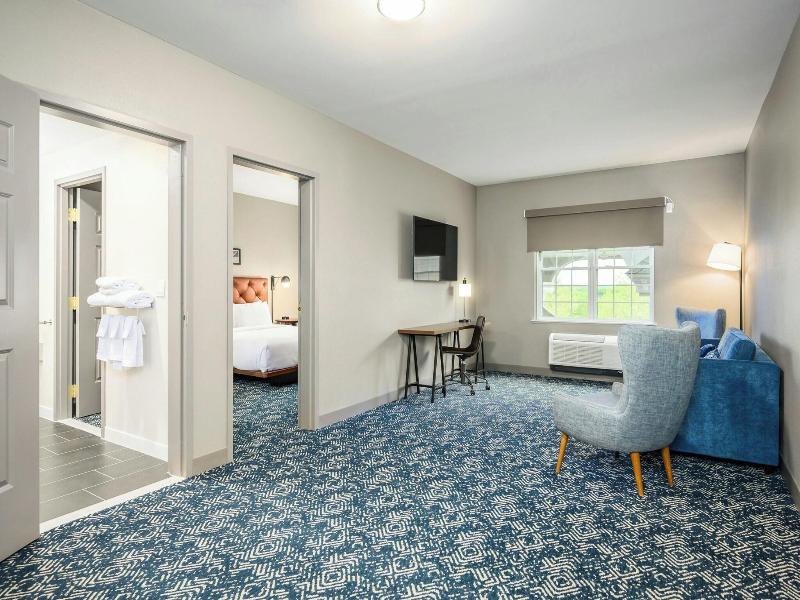 Country Inn & Suites Manchester Airport image