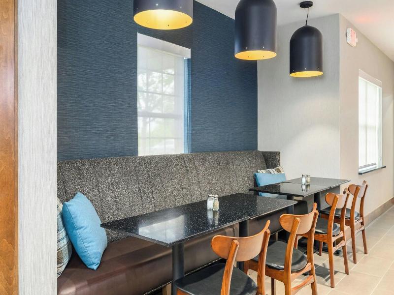 Country Inn & Suites Manchester Airport image