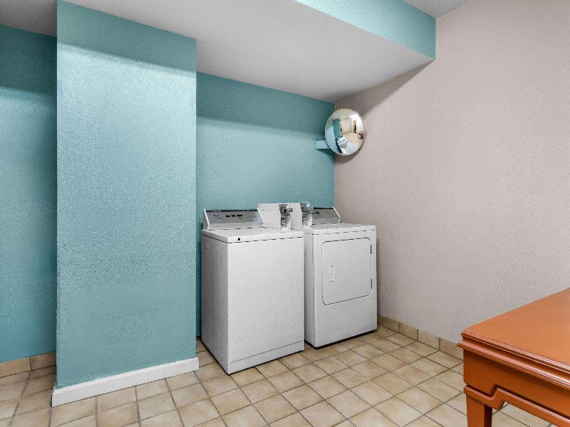 Howard Johnson by Wyndham Santa Cruz Beach Boardwk image