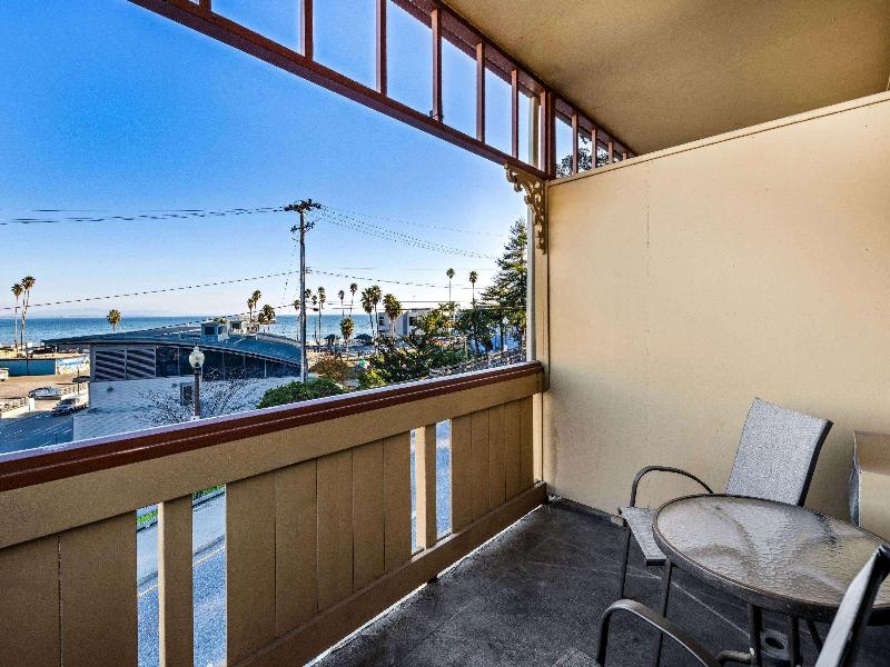 Howard Johnson by Wyndham Santa Cruz Beach Boardwk image
