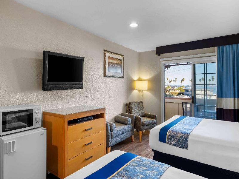 Howard Johnson by Wyndham Santa Cruz Beach Boardwk image