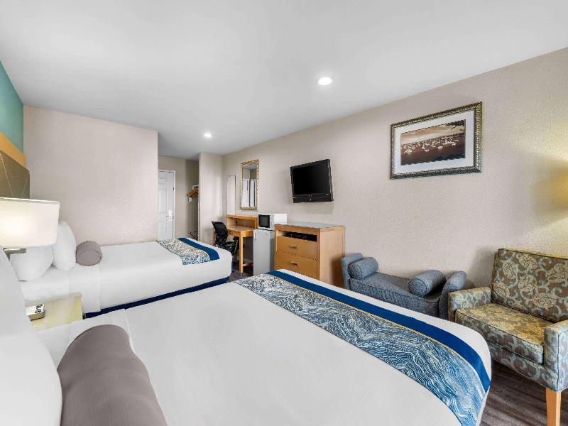 Howard Johnson by Wyndham Santa Cruz Beach Boardwk image