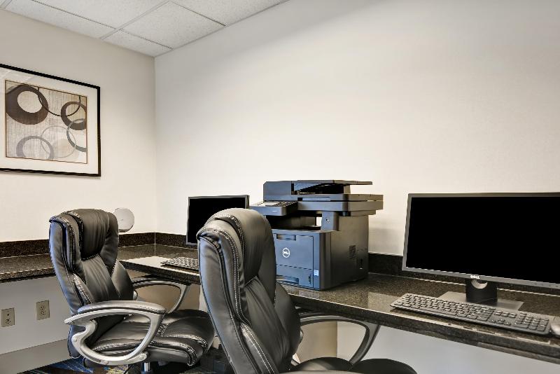 Holiday Inn Express & Suites Milwaukee-New Berlin