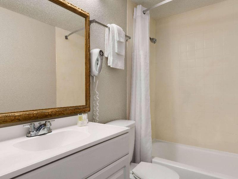 Days Inn by Wyndham Myrtle Beach-Beach Front image