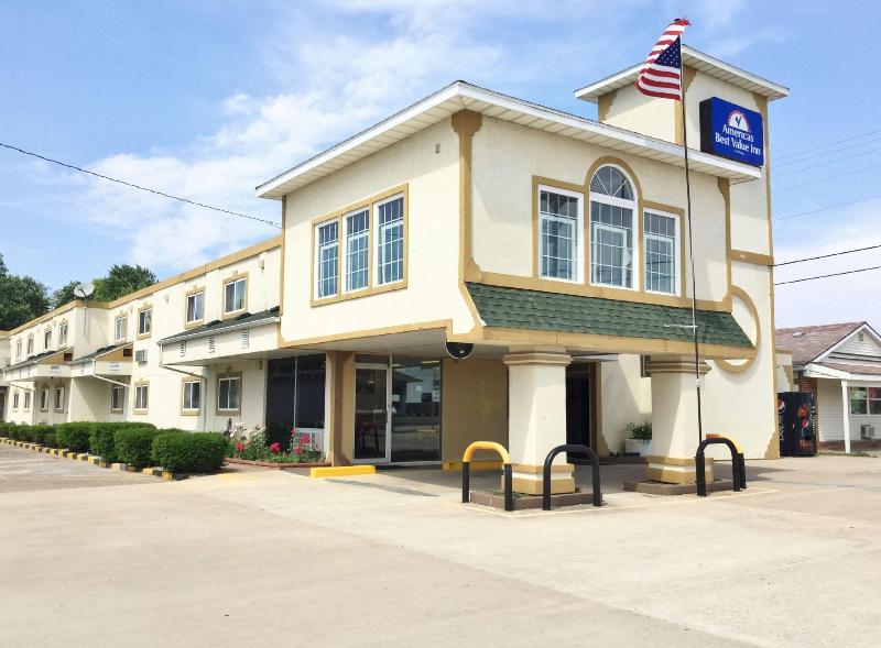 Americas Best Value Inn Macomb image