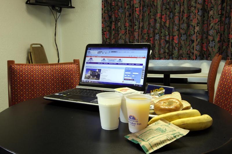 Americas Best Value Inn Macomb image
