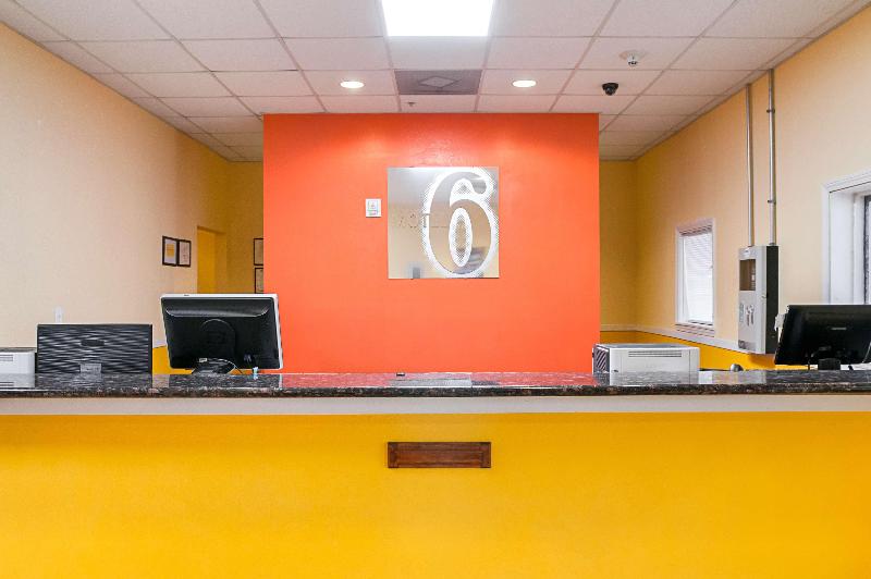 Motel 6 New Orleans image